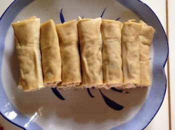 step9: 蒸熟的百葉包，揀去蔥段，再裝盤即可。