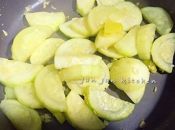 step2: 節瓜去皮切片，下油炒至金黃，逐少分次加入清雞湯炒至適合自己的口感，將豬肉回鍋炒勻，下芡汁再炒勻即可。
其他食譜，請看我的個人facebook專頁： https://www.facebook.com/pages/Jan-Jan-Kitchen/1013038405396937