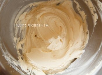 step2: 再來將奶油乳酪、檸檬汁、阿華田與糖加入攪拌均勻備用。