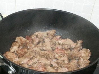 step3: 原鑊把牛柳粒煎至七成熟，下醬汁煸炒至略為收汁後上碟，再灑上蒜片便成。
醬汁:
水2.5湯匙，蠔油半湯匙，生抽(淡醬油)半湯匙，砂糖1茶匙，麻油少許，胡椒粉少許。