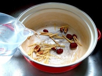 step3: 煲內放入紅棗及薑絲 , 加入2000ml水用中火煮滾
