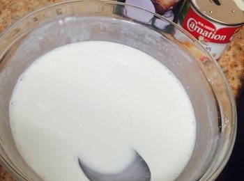 step2: 紅豆隔水，紅豆水留300毫升備用。椰汁、花奶和粟粉混合至沒有顆粒。