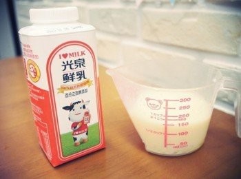 step3: 90cc光泉鮮乳倒入容器內並將雞蛋打入均勻攪拌!!