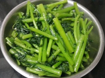 step3: 做法 :

用料頭爆香油鑊 , 大火放入皇帝菜 , 放入雞粉 , 糖 , 鹽 , 黃酒輕炒至少少軟身 , 蓋好 30 秒 , 用少少麻油生粉水埋芡 , 完成 !