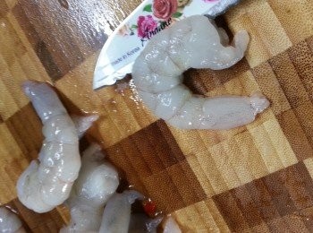 step1: 急凍蝦仁解凍洗淨後,用刀仔於蝦背界開少許(作用是炒熟後會更美觀易熟)