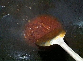 step3: 將多餘的油分去掉，爆香蒜蓉加入番茄醬，食水，糖煮滾，然後加入炸好的肉丸炒翻，盛起。最後灑上芝麻即可。