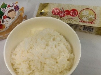 step1: 將一包300g的飽餐一頓越光米清洗2-3次後,以1:1-1.3倍浸泡30-60分鐘煮熟,煮熟後悶10-15分後再將白飯鬆即可