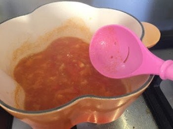 step2: 2. 蕃茄沖洗後切碎，中火開油鑊，炒香蕃茄（約4分鐘）