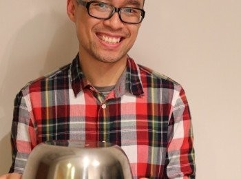 step5: 這樣蒜頭的皮便會自動bye bye---&gt; (有真人示範~!! XDDD)