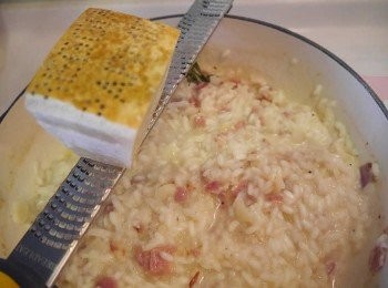 step4: *加入迷迭香拌炒一下，鹽，黑胡椒粒調味，以及少許鮮奶油再拌勻即可~
*現磨帕馬森起司粉，讓口感更加融合，濃稠~