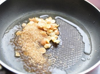 step8: 另外油炸時脫落的杏仁片也不要浪費喔，順便放入鍋中再以少許的油加熱，放入砂糖煸炒
