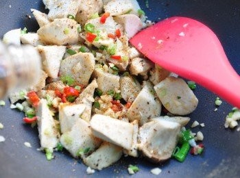 step5: 充分均勻的拌炒，讓杏鮑菇沾上香氣，適量調味即可