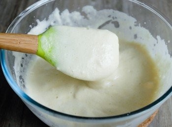 step2: 然後分兩次篩入低筋麵粉和粟粉，下油，拌勻