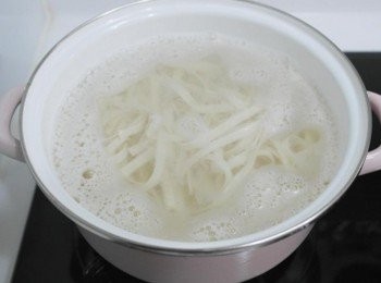 step8: 牛肉麵湯頭燉煮時間差不多快到時~~我們就可以來煮麵條啦:) 煮完麵條燙一下青菜~~~一起盛碗就完成啦^^