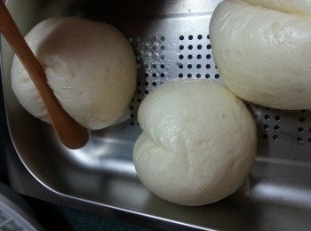 step13: 包用竹籤由下壓向頂部壓出桃型