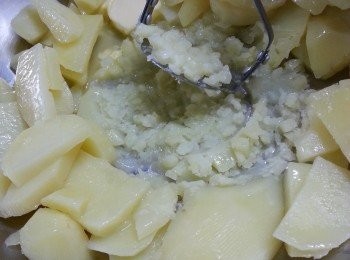 step4: 將薯蓉完全壓溶(利用薯仔的熱力令牛油溶化)