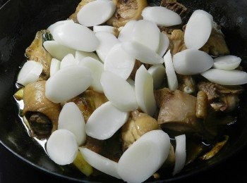 step5: 下年糕，讓年糕可以吸取湯汁的精華