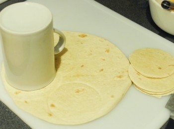 step1: 先在墨西哥薄餅上印出圓形（比馬芬muffin模大一點）