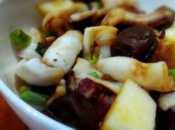 step2: 水燒開，放入小管川燙，至熟後，取出泡冰，水冰鎮一下再食用（肉質會較Q彈） 再把蘋果、茶梅、青蔥全放入盤中，最後淋上少許的醬油即可享用抗老化指數第一名的食品涼拌茶梅蘋果小管。
【元融嚴選 安心好茶】http://yuanrong.tw/
facebook：【元融堂】https://www.facebook.com/yuanrong.tw/?fref=ts&pnref=story