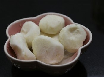 step1: 馬蹄肉放密實袋拍碎，之後用中火蒸5分鐘