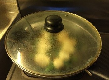 step7: 後加入獻汁後蓋上焗1分鐘後上碟完成