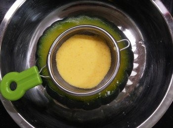 step5: 利用隔篩將蛋汁過濾至南瓜盅