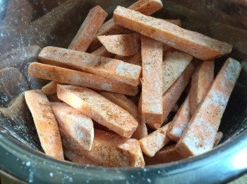 step1: 先把粟粉加入番薯條中，使每條番薯條都有粟粉覆蓋着，然後加上植物油拌勻。