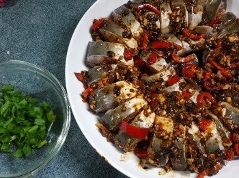 step2: 將所有調味料拌勻(蔥粒除外),將調味料搽勻於白鱔內,用大火蒸10分鐘