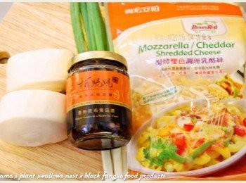step1: 準備香菇昆布黑菇醬、鮮奶饅頭、乳酪絲與青蔥等<span class="group_1">食材</span>。