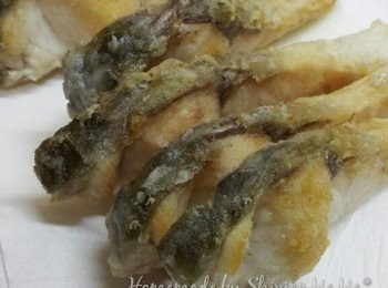 step3: 燒熱鑊,,將鯇魚腩沾上一層薄薄生粉,,用中火煎至兩邊金黃,,盛起備用