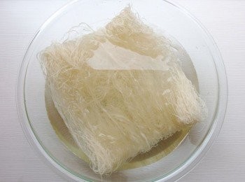 step4: [100%純米米粉]用水沖10秒鐘即可或用水浸泡一會(讓米粉稍微軟化,下鍋時才不會造成斷裂)。