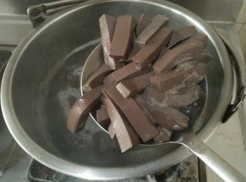 step2: 倒入水量300cc於鍋中(以能夠蓋過豬血汆燙為主)，水滾煮後，放入豬血，且注意不能汆燙過久，以免影響口感)，並撈起豬血放一邊，