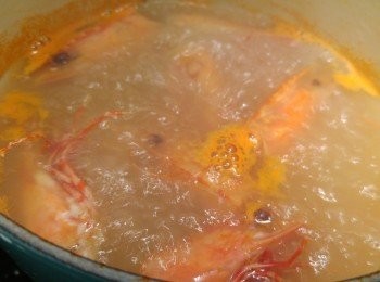 step3: 用LC22cm鑄鐵鍋加入大半煲水,水滾落蝦頭煲約十幾分鐘後棄蝦頭。