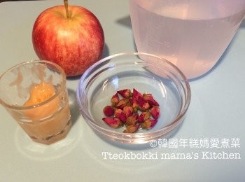 step1: 蘋果去皮切粒，玫瑰花過水備用，準備水和蜜糖。