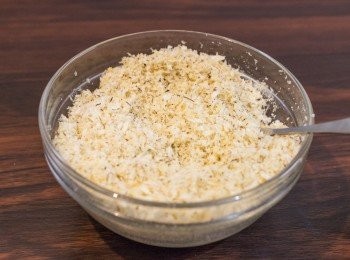 step2: 牛油溶化成溶液，蒜頭去皮壓成蓉。混合日式麵包糠﹑牛油﹑蒜頭﹑乾燥百里香﹑鹽和黑胡椒碎成寶雲酥。