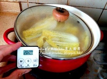 step8: 1 1/2小時後加入娃娃菜 , 再蓋上蓋繼續用慢火煲20分鐘