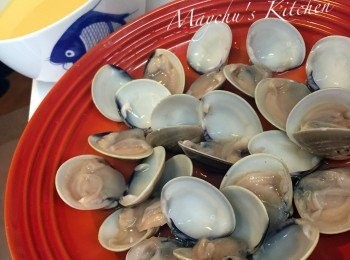 step2: 將雞蛋打匀，然後用1：1：1的比例和雞湯及水拌勻。再加入牛奶打匀成蛋漿。