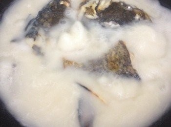 step5: 當魚湯煮至牛奶色，就可以連湯連魚倒進電飯煲。