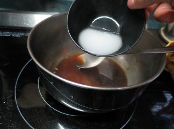 step10: 將打芡料用慢火煮滾,加入1茶匙生粉水埋個略為杰的汁