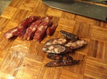 step3: 臘腸潤腸洗淨後切斜片
