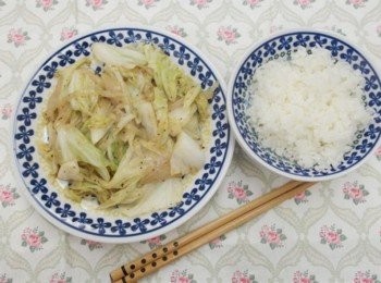 step4: 邊炒邊流口水~~ 奶油黑胡椒高麗菜^^"