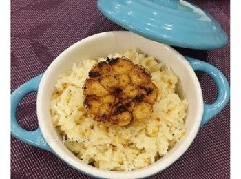 step7: 蒜頭炒飯完成後裝碗，放上煎軟的半邊蒜頭即可喔～