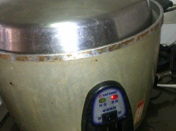 step5: 當然囉~還是交給它---Q媽之寶【大同電鍋】外鍋1碗水，按下電源..倒數計時......