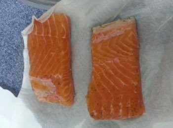 step6: 用廚房紙輕輕吸乾魚塊表面的水份。