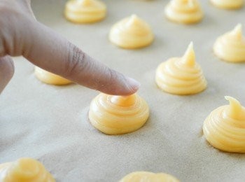 step6: 擠出圓形麵糊，大小隨意，用手指沾些水，把表面突起的部分抹平