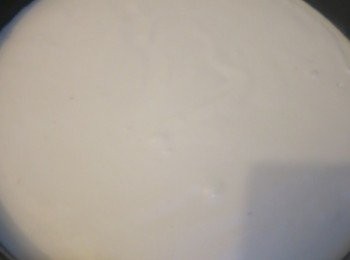 step18: － 將豆腐芝士忌糊倒入已有餅底的蛋糕模，輕拍幾下釋出空氣，放入雪櫃至完全凝固（最少要半天）