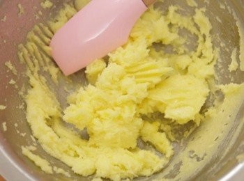 step1: 取一容器放入奶油及砂糖用電動打蛋器打勻!!