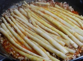 step4: 醬汁在滾後下米酒，慢慢收湯汁