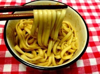 step3: 待步驟1的麵條燙熟後，放入步驟2的碗中，用筷子攪拌一下，香噴噴的麻醬麵來囉！