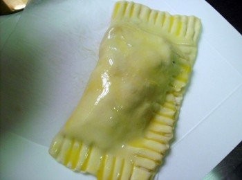 step6: 表面塗上少許蛋液，放在烘培紙上進烤箱約5分鐘(請依個人家烤箱大小設時間